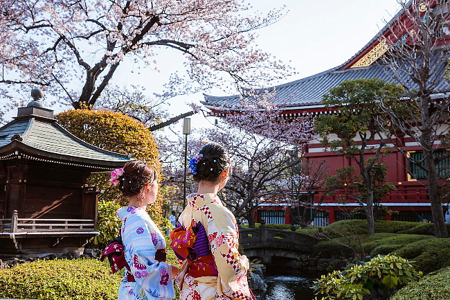 일본 문화의 정원을 기모노 천천히 산책